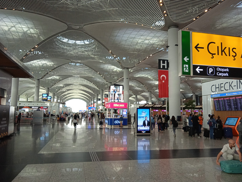 Lotnisko İstanbul Havalimanı jest aktualnie największym portem lotniczym w Europie i jednocześnie najbardziej ruchliwym lotniskiem na świecie