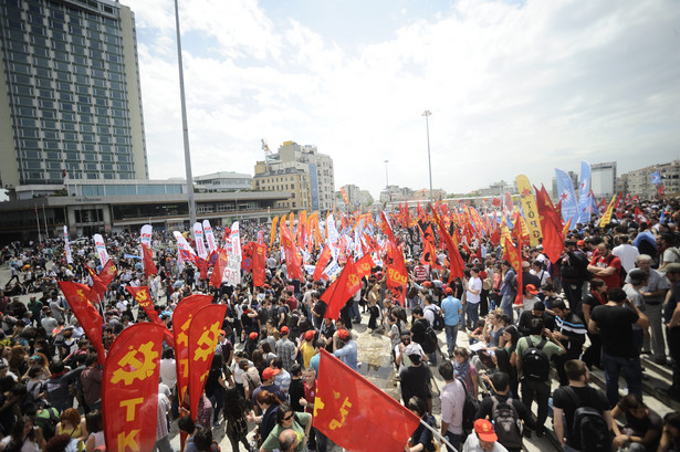 Taksim Square - Turkowie protestują przeciwko budowie centrum handlowego.