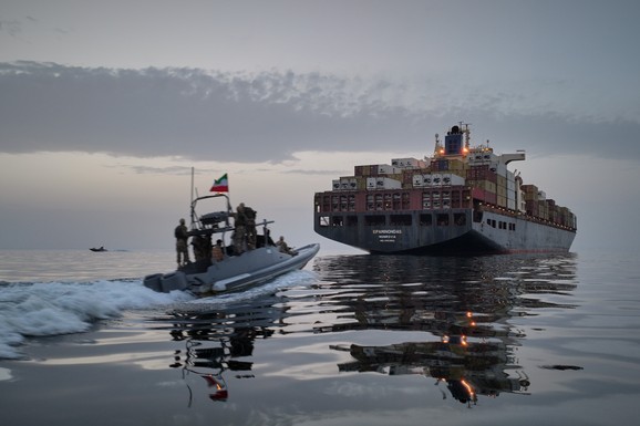 POČINJE OPERACIJA "PROJEKAT SLOBODA" Američki brodovi ulaze u OBRUČ SMRTI, Iran preti krvoprolićem: Tramp odbio mirovni plan i nahvalio Netanjahua (FOTO, VIDEO)