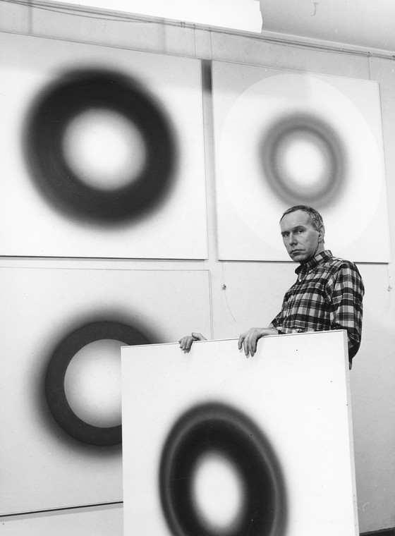 Wojciech Fangor podczas przygotowań wystawy indywidualnej w Galerie Springer, Berlin (1965).