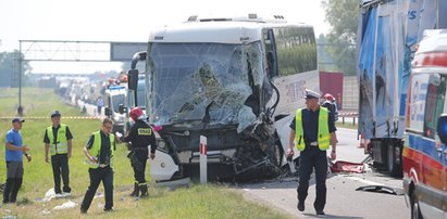 Autobus przewożący dzieci zderzył się z ciężarówką