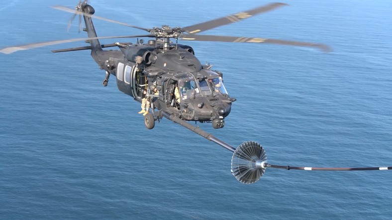 Śmigłowiec MH-60M amerykańskich wojsk specjalnych w trakcie tankowania w powietrzu.
