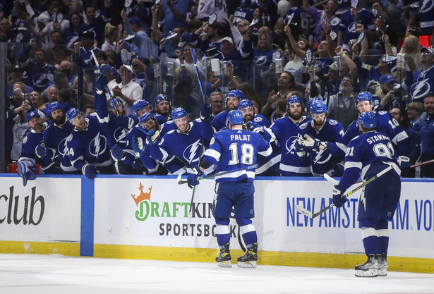 Radość hokeistów Tampa Bay Lightning po zwycięskim golu Ondreja Palata przeciwko New York Rangers w trzecim meczu finału Konferencji Wschodniej