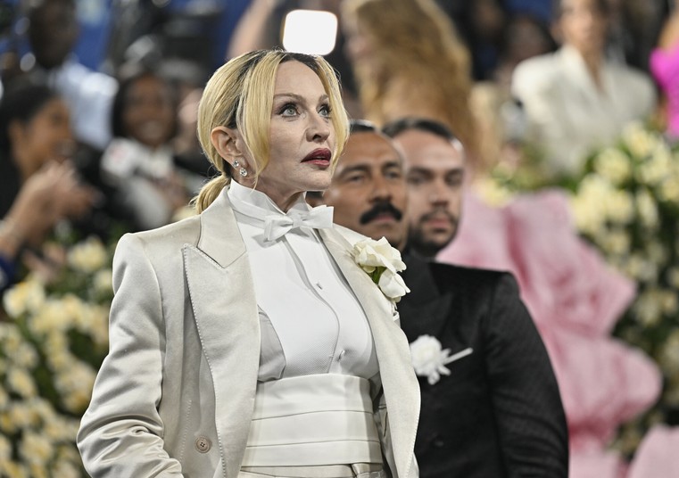 Madonna pojawiła się na Met Gali w białym smokingu