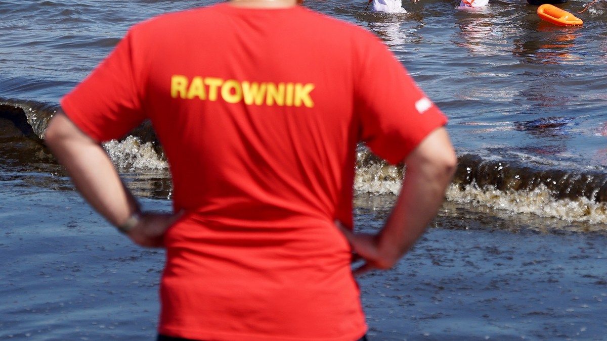 Niebezpieczne znalezisko na plaży w Ustce. Turystka przyniosła je ratownikom. Wezwano saperów