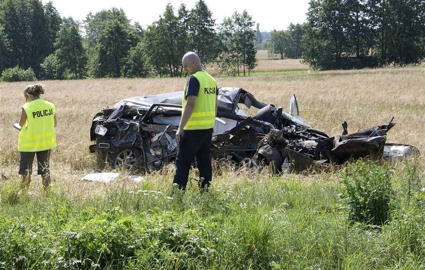 Tragedia na przejeździe. Pociąg staranował toyotę