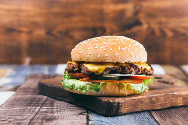 Naukowcy zdradzają przepis na idealnego burgera. Tego dodatku się nie spodziewałeś