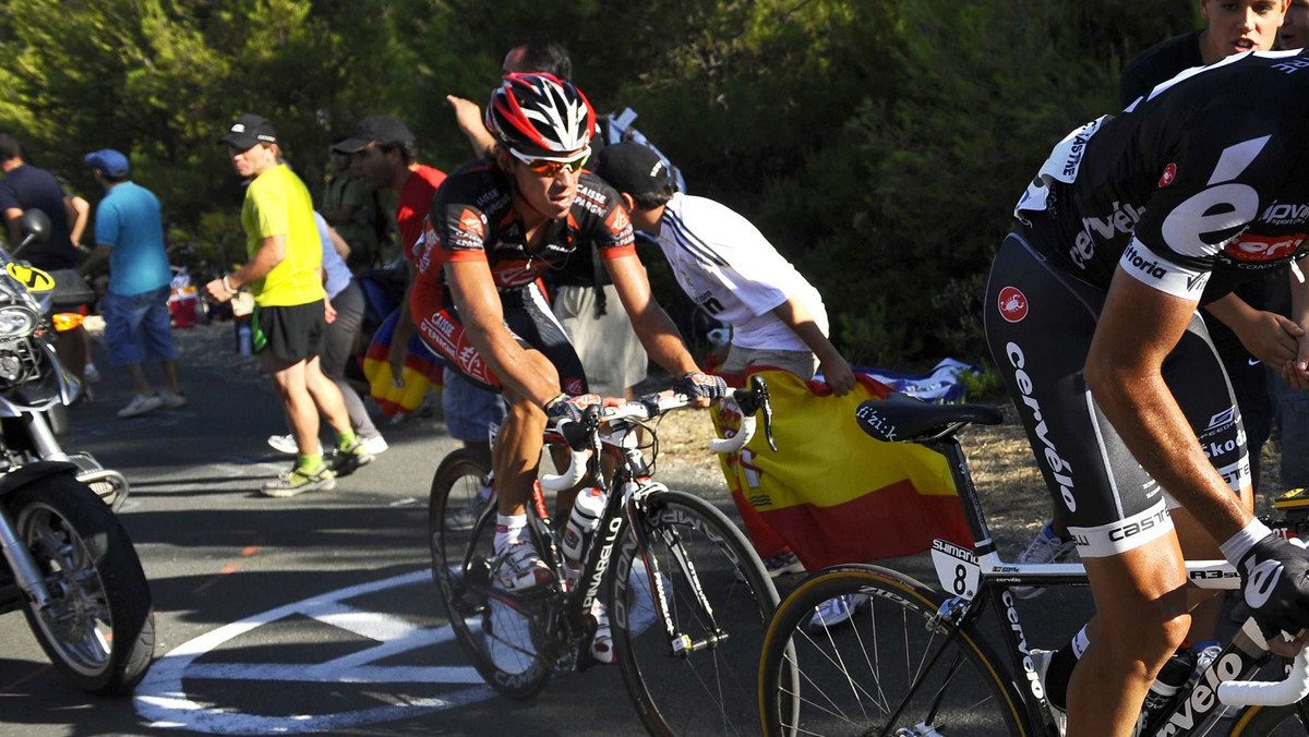 W niedzielę kolarze ścigali się na dziewiątym etapie Vuelta a Espana prowadzącym z Calpe do Alcoy o łącznej długości 187,7 km. Na mecie jako pierwszy zameldował się David Lopez z grupy Caisse d'Epargne z czasem 5:20.51. Drugi był Roman Kreuziger (Liquigas), a tuż za nim Gianpaolo Caruso (Katiusza). Koszulkę lidera zachował Igor Anton z grupy Euskatel.