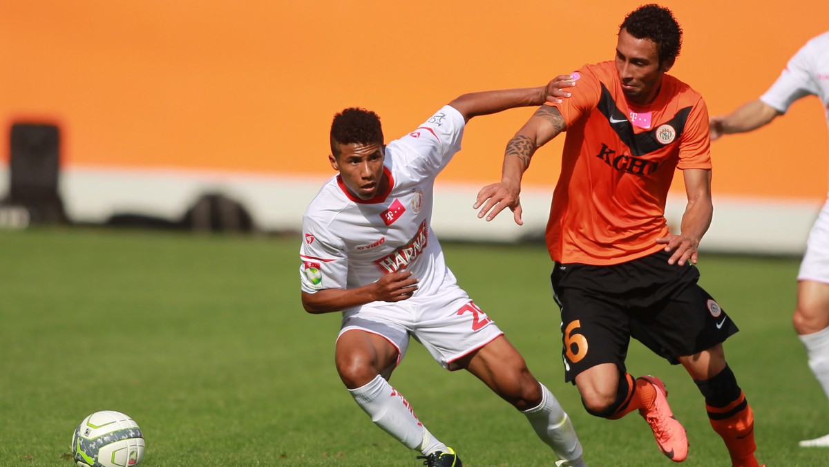 Piłkarze Widzewa Łódź pokonali na wyjeździe KGHM Zagłębie Lubin 1:0 i przy remisie Legii Warszawa z Górnikiem w Zabrzu 2:2 objęli prowadzenie w T-Mobile Ekstraklasie. Gola, już w pierwszym meczu po powrocie na boisko, spowodowanym zawieszeniem, strzelił w sobotę także wielokrotny król strzelców polskiej ligi, Tomasz Frankowski.