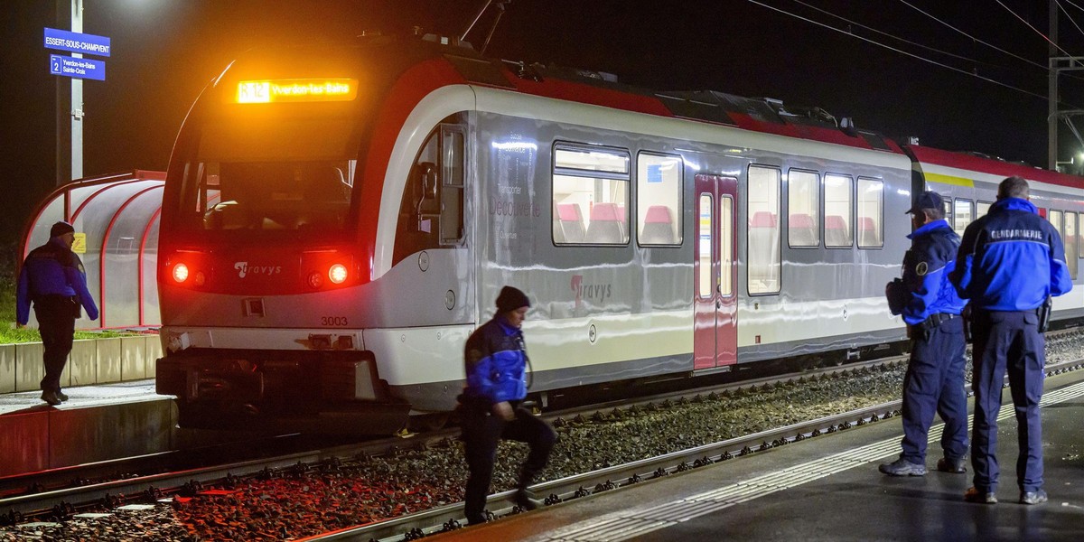 Horror w pociągu. Sterroryzował pasażerów siekierą. Wziął zakładników. Nie żyje.