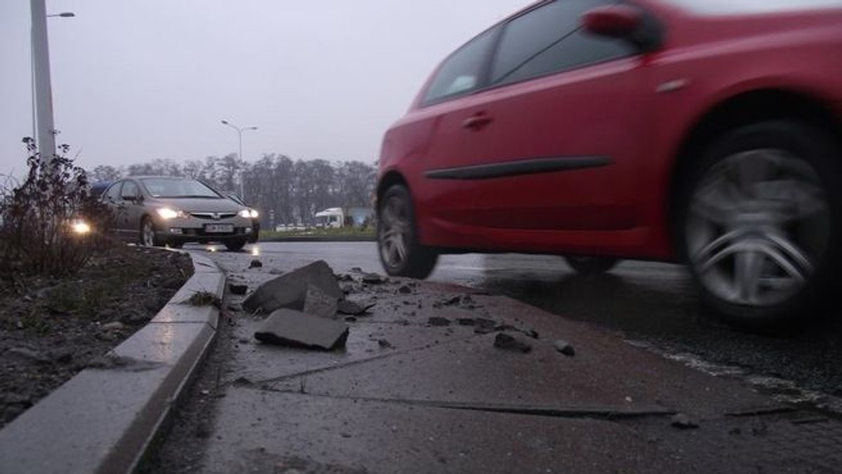 "Polska Gazeta Wrocławska": Tiry nie mieszczą się na rondzie przy ul. Żmigrodzkiej. Kierowcy ciężarówek przekonują, że rondo skrzyżowaniu AOW i drogi do Poznania jest źle zaprojektowane. Drogowcy się z tym nie zgadzają. I winią kierowców.