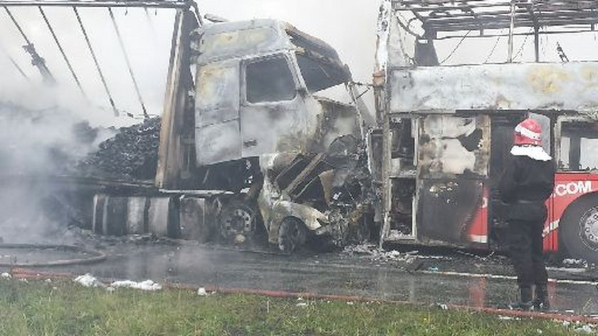 Wypadek na autostradzie A 4. Autobus i ciężarówka stanęły w ogniu