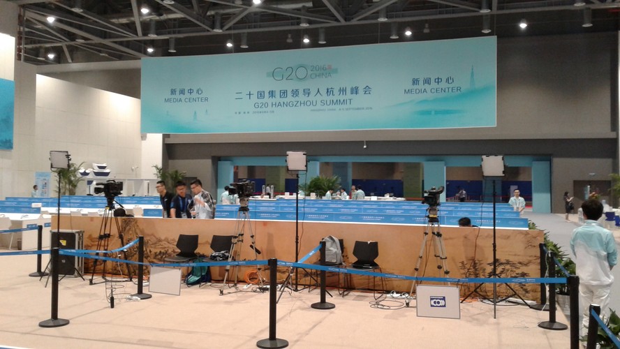 Stosunki amerykańsko-chińskie wyglądają dziś inaczej niż jeszcze dwa lata wcześniej. Obama i Xi ramię w ramię opowiadali o wspólnych decyzjach podejmowanych na spotkaniu w Pekinie w ramach APEC. Obecnie na wzajemnych kontaktach kładzie się cieniem sprawa morza Południowochińskiego, na którego polu interesy obu państw wzajemnie się wykluczają. Państwowa telewizja nie podała także informacji, że strona amerykańska poruszyła temat spornego morza w rozmowie między prezydentami. Tego, czego nie widać, nie można w końcu podnieść do wagi problemu. Tych, których nie ma, tym bardziej nie będzie można uznać za problem. Niemcy z Deutsche Welle spotkali się z odmową wydania akredytacji na G20. Nie pomogły interwencje MSZ i tłumaczenia w ambasadzie w Berlinie. Chińczycy odpowiedzieli, że niemieccy dziennikarze sami wiedzą, z jakiego powodu nie mogą pojechać na szczyt. Dyrektor generalny stacji, Peter Limbourg wezwał organizatorów do zmiany decyzji.   Fot. Rafał Tomański