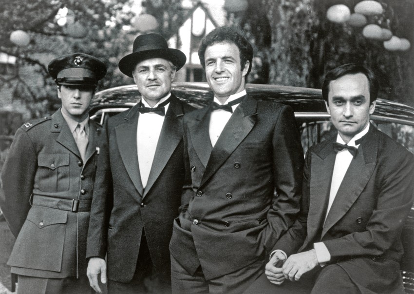 Al Paćino (Majkl Korleone), Marlon Brando (don Vito Korleone), Džejms Kan (Soni Korleone) i Džon Kazal (Fredo Korleone) na snimanju "Kuma"