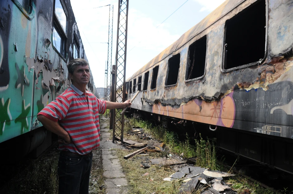 Stevanović pokazuje jedan od oštećenih vagona