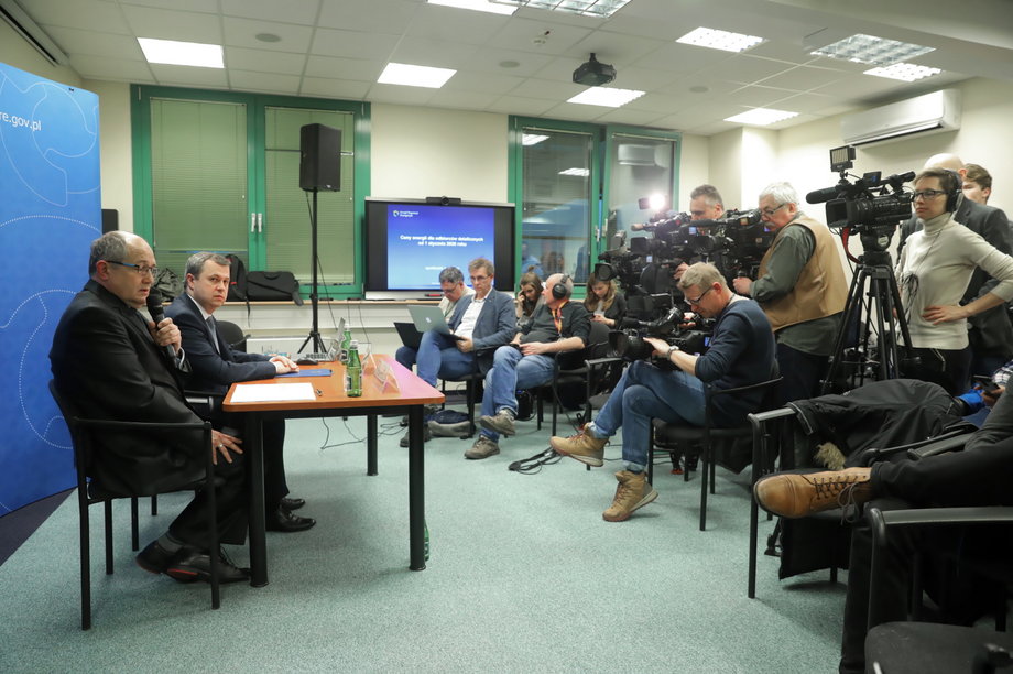 Decyzję w sprawie taryf za energię elektryczną za 2020 r. prezes Urzędu Regulacji Energetyki Rafał Gawin (na zdj. drugi z lewej) ogłosił na konferencji prasowej we wtorek, 17 grudnia 2019 r. 