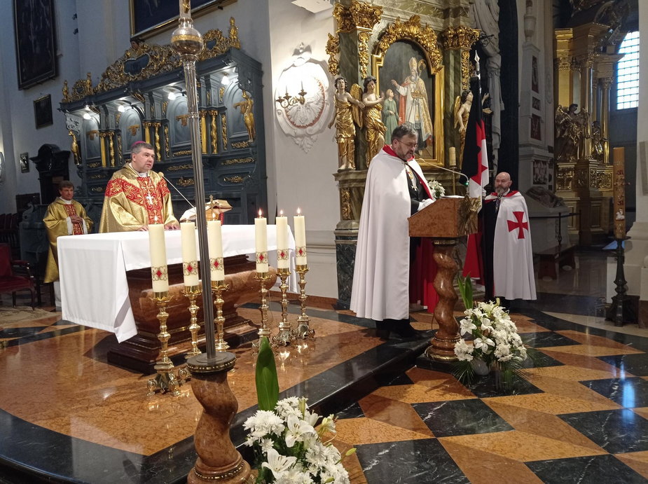 Templariusze podczas mszy świętej w Łowiczu
