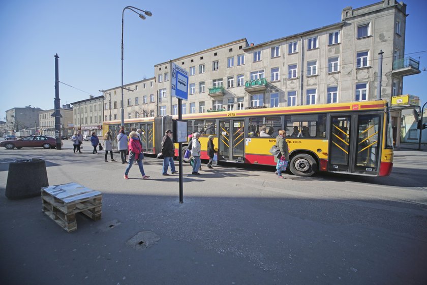 Zniknęła wiata z przystanku w Łodzi.