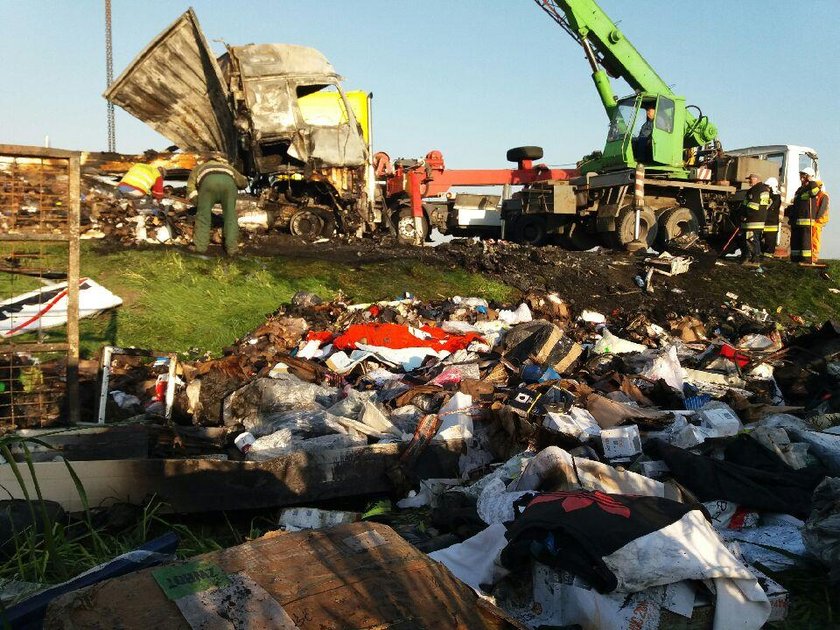 W Łódzkiem czołowo zderzyły się tiry. Są ofiary i ranni