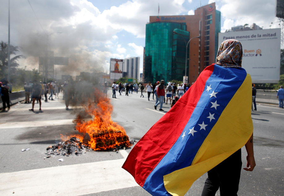 Protesters clash with riot police during a rally to demand a referendum to remove Venezuela's President Nicolas Maduro in Caracas, Venezuela, September 1, 2016.