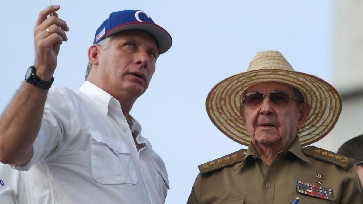 Prezydent Kuby Miguel Díaz-Canel z I sekretarzem partii komunistycznej Raúlem Castro. Fot. Alexandre Meneghini/Reuters