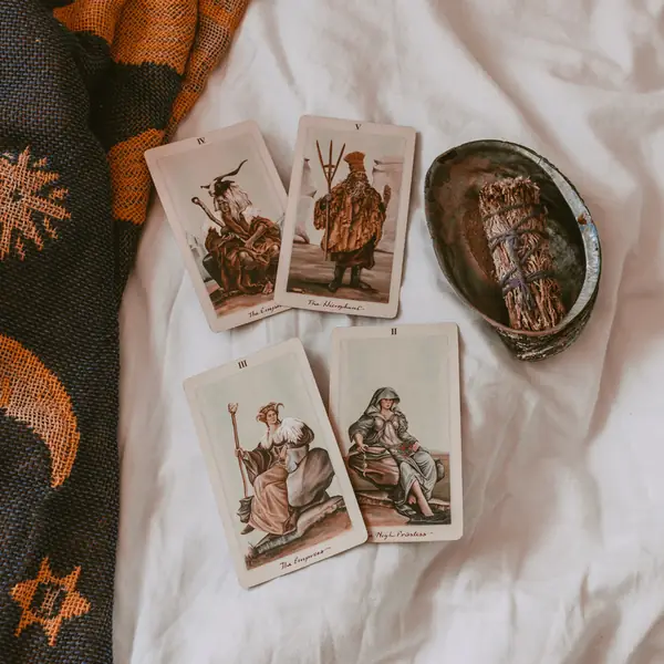 Tarot - należy być ostrożnym z kartami / Cat Crawford Unsplash