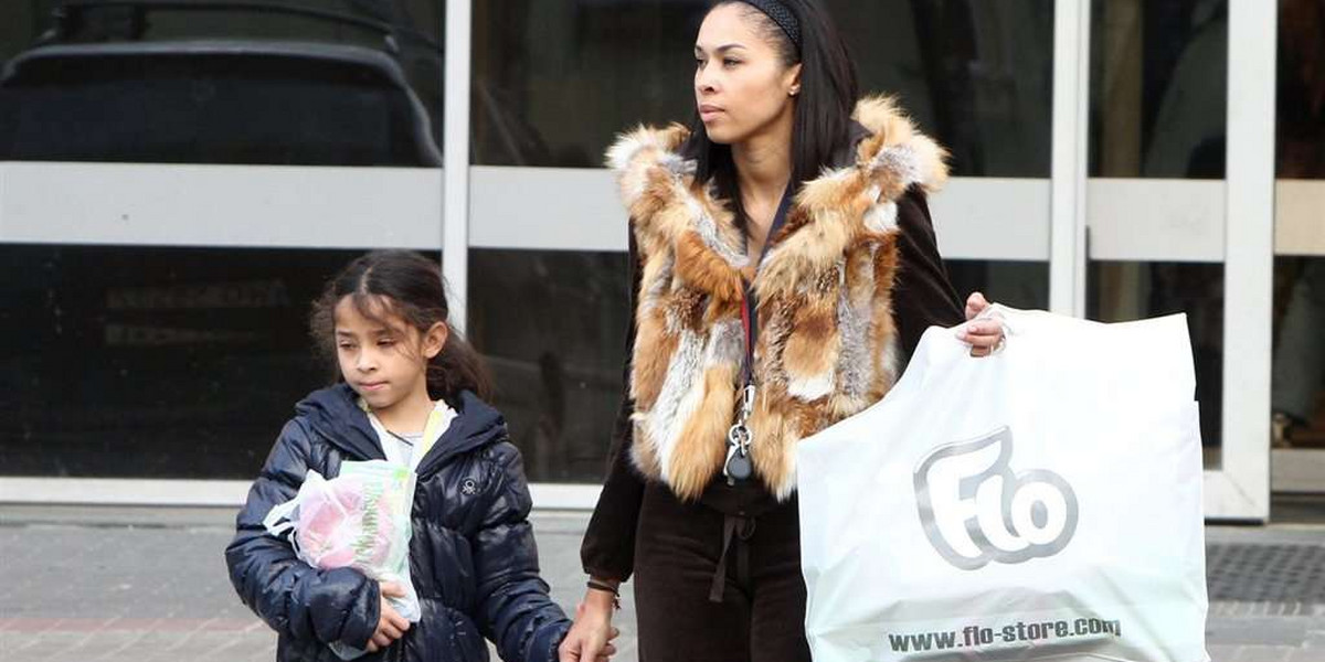 Omenaa Mensah z córką na zakupach. FOTO