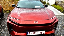 nowa toyota wjeżdża do polski. ma 224 km, jest oszczędna, szybka i wygodna. cena?