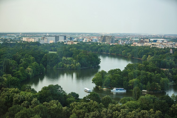 <strong>Park Herăstrău</strong>
<br></br>
Największy park w Bukareszcie, założony w 1936 roku.
<br></br>
Park o powierzchni 110 ha jest położony nad rozległym jeziorem Herăstrău.
<br></br>
Największy zielony teren rumuńskiej stolicy składa się z dwóch części. W jednej mieści się Muzeum Wsi – największe w Rumunii muzeum na wolnym powietrzu. Tutaj można znaleźć typowe rumuńskie domy, budynki gospodarcze oraz zakłady rzemieślnicze. Druga część parku to teren rekreacyjny. W tej części Herăstrău można znaleźć pomnik Michaelowi Jacksonowi, który w roku 1992 dał koncert w Bukareszcie.
<br></br>
Park jest położony w pobliżu placu de Gaulle’a, Łuku Triumfalnego oraz Domu Wolnej Prasy.
<br></br>
Wcześniej nosił nazwę Parku Narodowego, Parku Karola II oraz Parku im. Józefa Stalina.