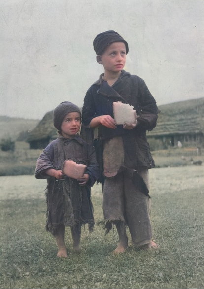 Dzieci ze wsi Sławsk. Na buty mogli sobie pozwolić jedynie nieliczni. Zdjęcie zrobiono między 1920 a 1939 rokiem. Źródło: Narodowe Archiwum Cyfrowe.