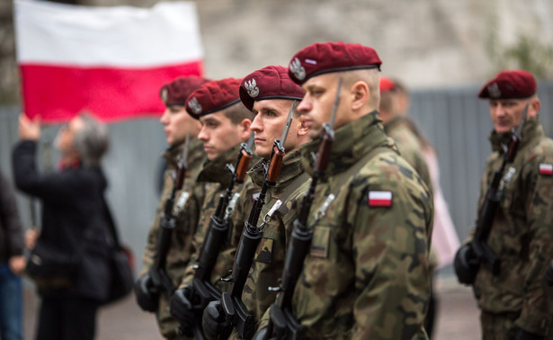 Sytuacja w armii pod kierownictwem szefa MON Antoniego Macierewicza jest dramatyczna, w armii panuje chaos - przekonywali w czwartek politycy PO.