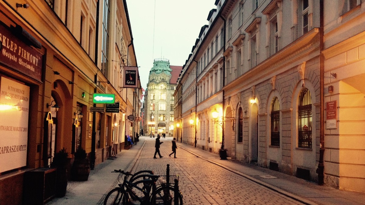 W przyszłym roku wrocławskie Sukiennice zamienią się w pasaż handlowy. Powstanie kilkanaście stoisk, gdzie będą sprzedawane m.in. pamiątki z Wrocławia i będzie można napić się kawy. Projekt przebudowy zabytkowych kamieniczek jest już gotowy.