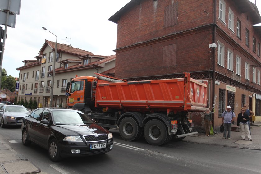 Ciężarówka jadąca jedną z ulic w Gdańsku