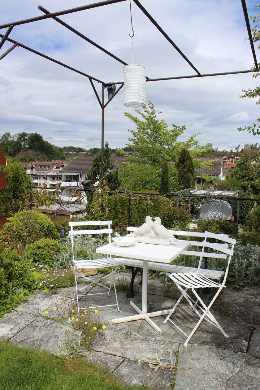 Des bancs ont été installés en de multiples endroits.