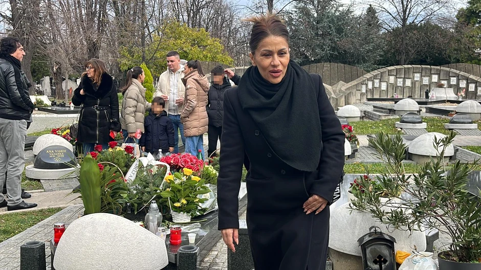 Mina Kostić na pomenu Džeju