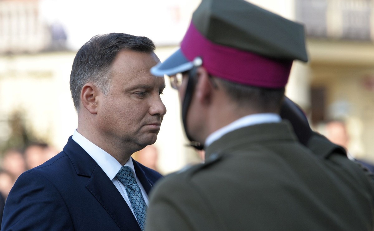"Bardzo się cieszę, że mogłem podpisać te dwa ważne akty prawne" - powiedział prezydent podpisując dokumenty.