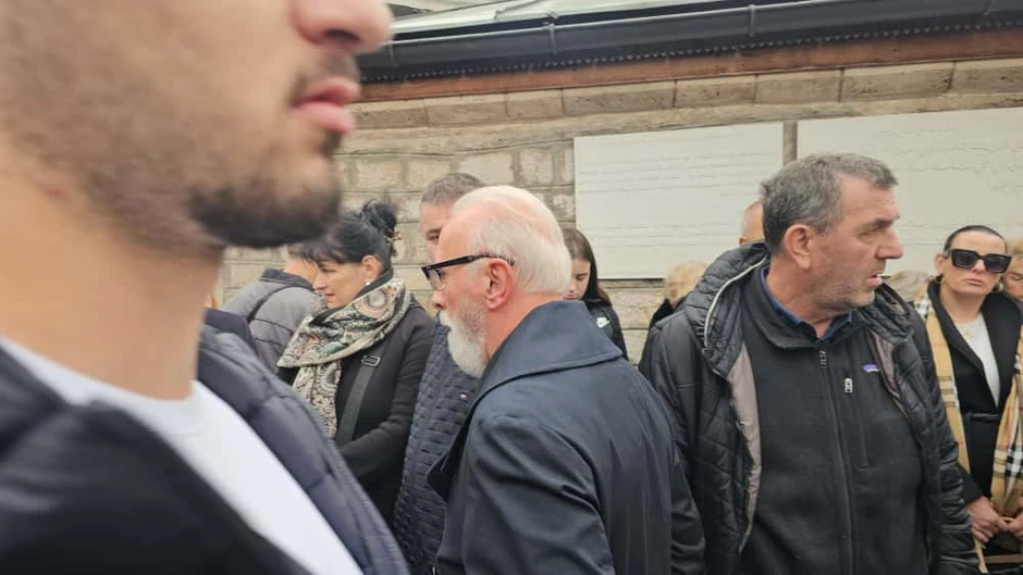 Počela sahrana Halida Bešlića, ljudi se okupljaju ispred džamije