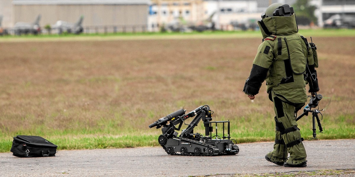 Na zdjęciu pokaz akcji, w której udział biorą saper i robot, Bydgoszcz 2013 rok