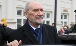 Macierewicz: Rosjanie przy pomocy ludzi podporządkowanych Tuskowi upokorzyli polskie wojsko