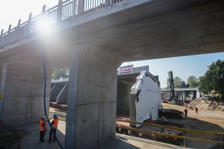Bodowa Trasy Świętokrzyskiej odbywa się równolegle, na dwóch odcinkach. Jeden z powstających odcinków biegnie od ul. Kijowskiej. Jego początek znajduje się na wysokości Dworca Wschodniego. Dalej nowa droga będzie biegła tunelem pod torami dalekobieżnymi aż na Targówek
<br><br> fot. (zuz) PAP/Jakub Kamiński