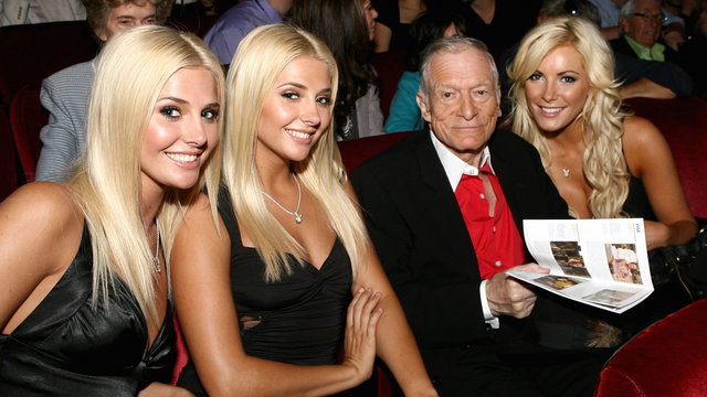 Egy ikerpár azzal vádolja Hugh Hefner, hogy becuccozta őket és szektaként működött a Playboy villa