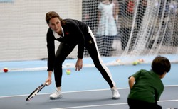 Piękna również w sportowym wydaniu: ciężarna księżna Kate w dresie gra w tenisa. FOTO