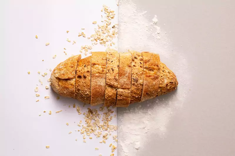 Przepis na chleb na drożdżach i zakwasie / Zdjęcie autorstwa Mariana Kurnyk z Pexels