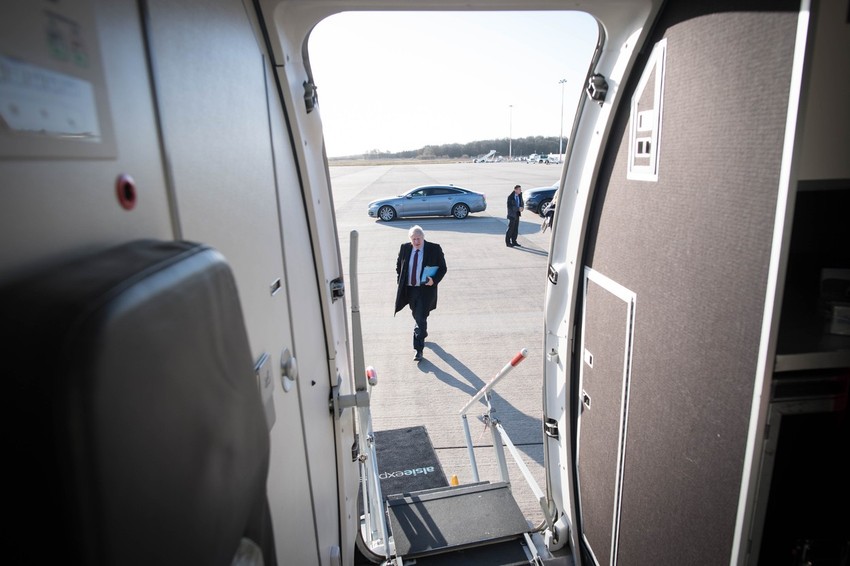 Džonson se ukrcava u avion