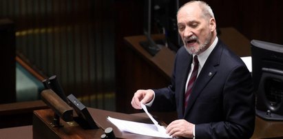 Macierewicz bije się w pierś w Sejmie. „Wytykanie mi tego jest słuszne”