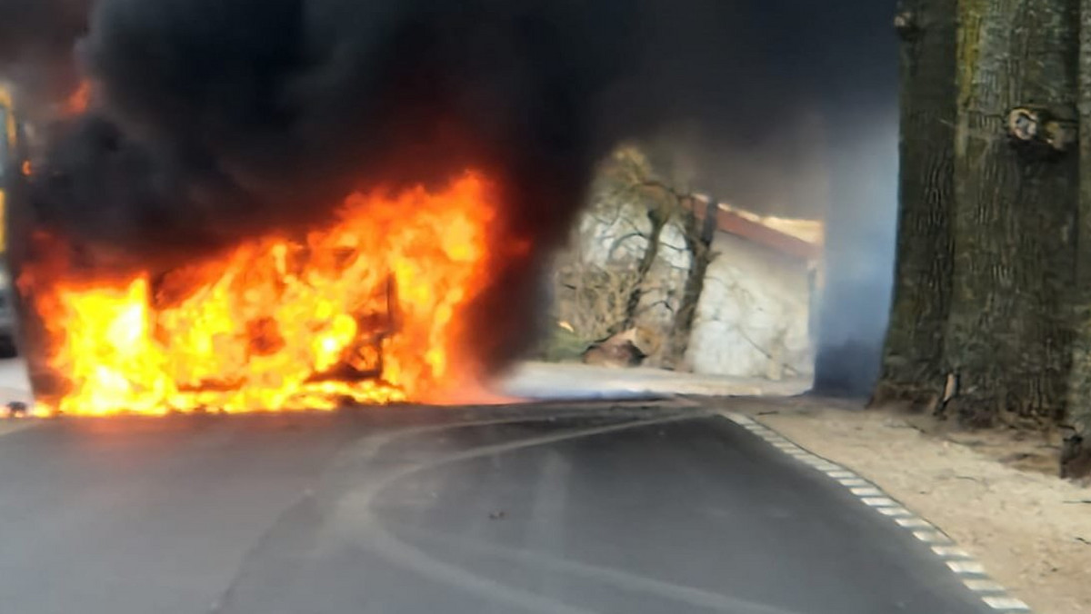 Studnica. Bus wiozący dzieci stanął w płomieniach. Z pojazdu nic nie zostało