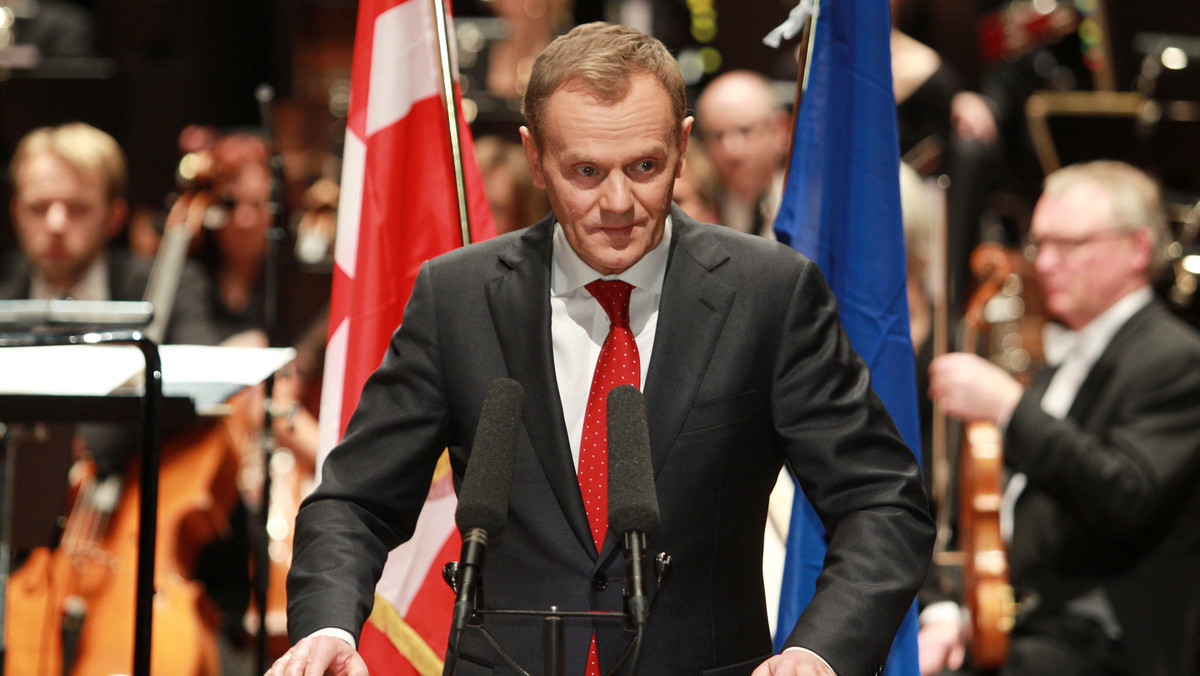 Podczas uroczystej gali w Sali Koncertowej w Kopenhadze premier Donald Tusk przekazał rotacyjne półroczne przewodnictwo w Radzie Unii Europejskiej duńskiej premier Helle Thorning-Schmidt. - Z pewnością Europa potrzebuje kogoś takiego jak pani - z pani odwagą i wspaniałym uśmiechem. Powodzenia! - powiedział premier Polski, zwracając się do duńskiej premier.