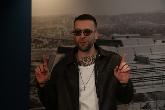 (VIDEO) "GRLIM DRVEĆE KAO NOVAK ĐOKOVIĆ" Naš pevač pred koncert šokirao odgovorom: "Probajte i vi, dobijem naboj emocija, pa se isplačem"