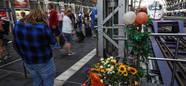 Mężczyzna zepchnął matkę i dziecko pod pociąg. Sąd: Sprawca niepoczytalny