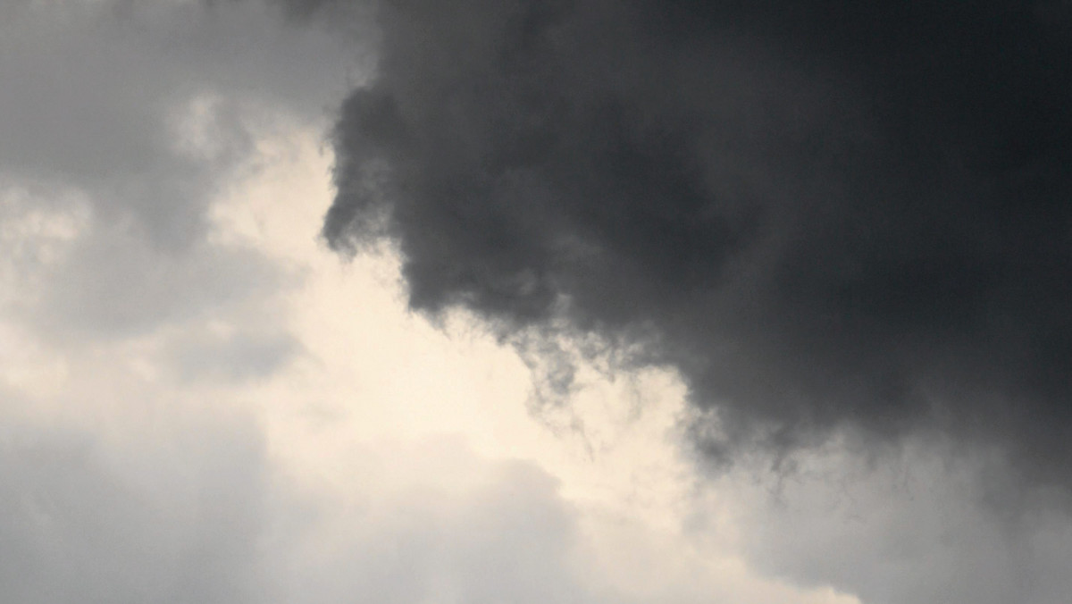 Instytut Meteorologii i Gospodarki Wodnej w Warszawie ostrzega przed silnym wiatrem, wiejącym obecnie na terenie północno-zachodniej Polski. Wieczorem i w nocy będzie się on nasilał w całym kraju. Z 80 do 130 tys. zwiększyła się liczba osób w województwie pomorskim pozbawionych wieczorem prądu przez awarie spowodowane bardzo silnym wiatrem.